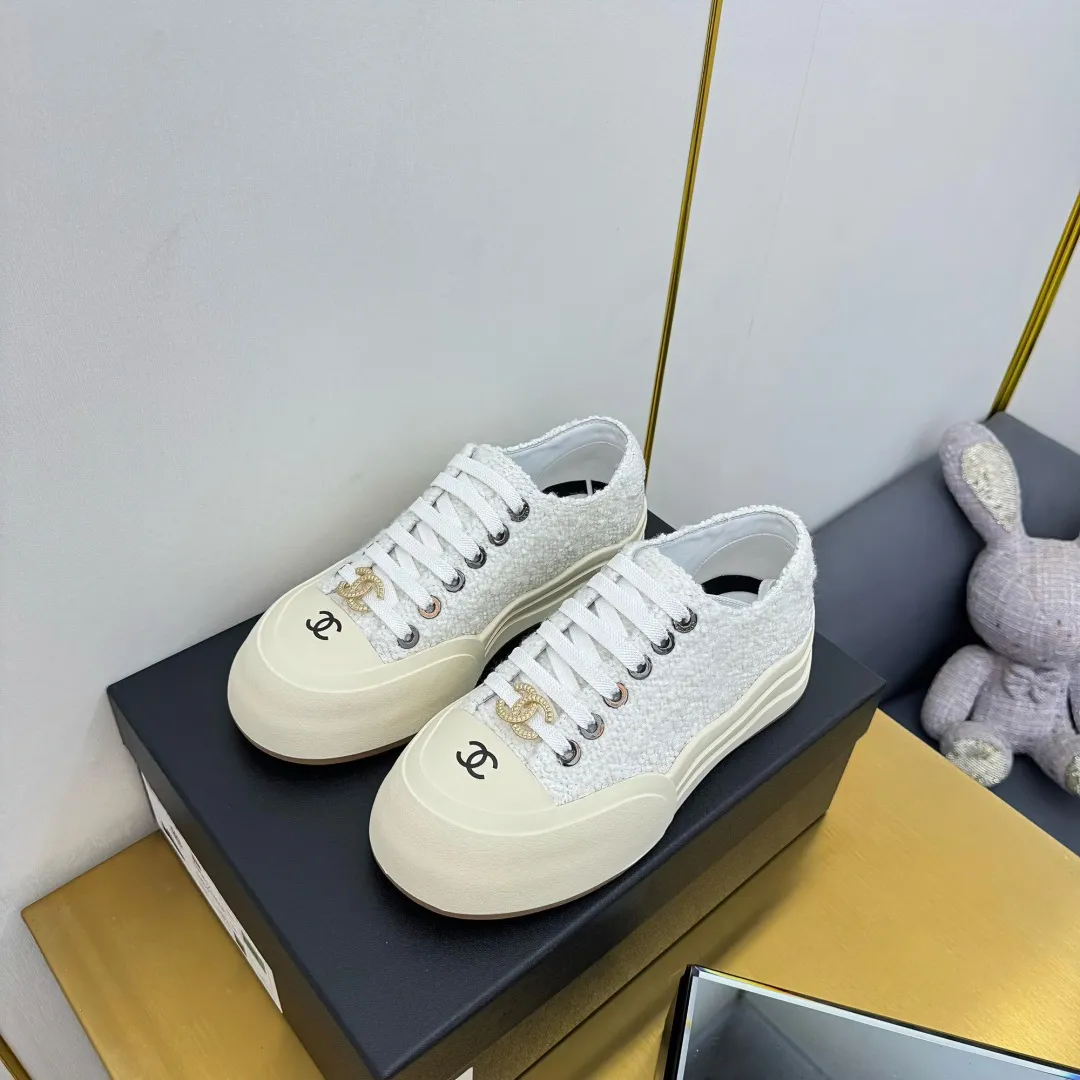 👟👟Ex-factory price 560👟👟 Top version, original quality! ! ! Chanel Chanel - 2025 biscuit shoes, the top casual sports shoes in the counter, this classic design; the upper is electro-embroidered with a variety of craftsmanship; the outsole is fashionable and sporty; the extraordinary inclusion of a variety of color elements... The diversified mix and match is very good-looking and versatile, casual, fashionable, sports, and outdoor can be taken into account... ꫛꫀꪝ Go➫ Material: ❶Upper: Original first-layer cowhide ❷Inner: Sheepskin ❸Outsole is based on: original TPU combination outsole, full set of boutique packaging for women 35–41 👉